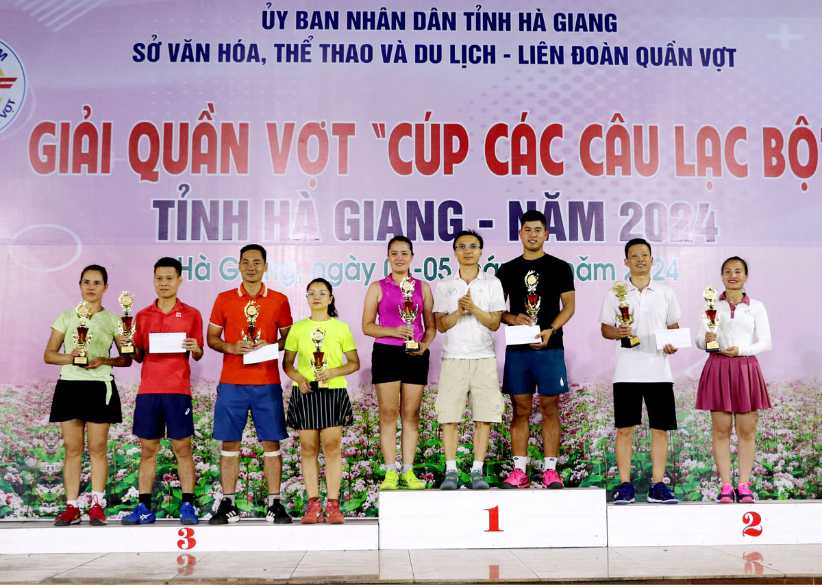 Ban tổ chức trao giải cho các đội ở nội dung đôi nam nữ.