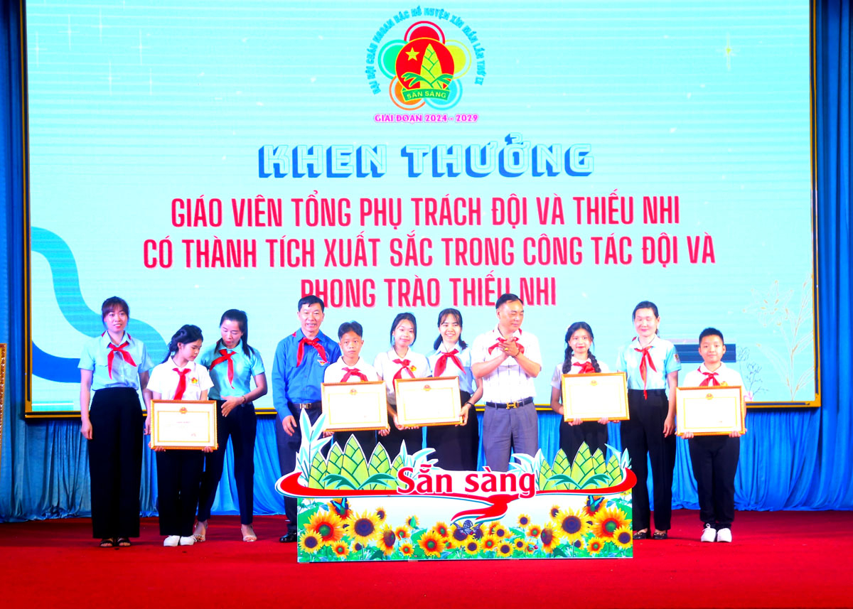 Lãnh đạo huyện Xín Mần khen thưởng cho các Liên đội có thành tích xuất sắc trong công tác Đội và phong trào thiếu nhi giai đoạn 2019 - 2024.