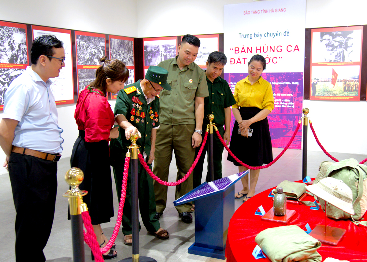 Các cựu chiến binh và người dân thành phố Hà Giang tham quan triển lãm “Bản hùng ca đất nước” tại Bảo tàng tỉnh.