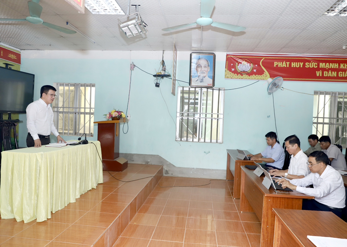 Đồng chí Nguyễn Trung Thu phát biểu tại buổi làm việc với xã Thượng Sơn