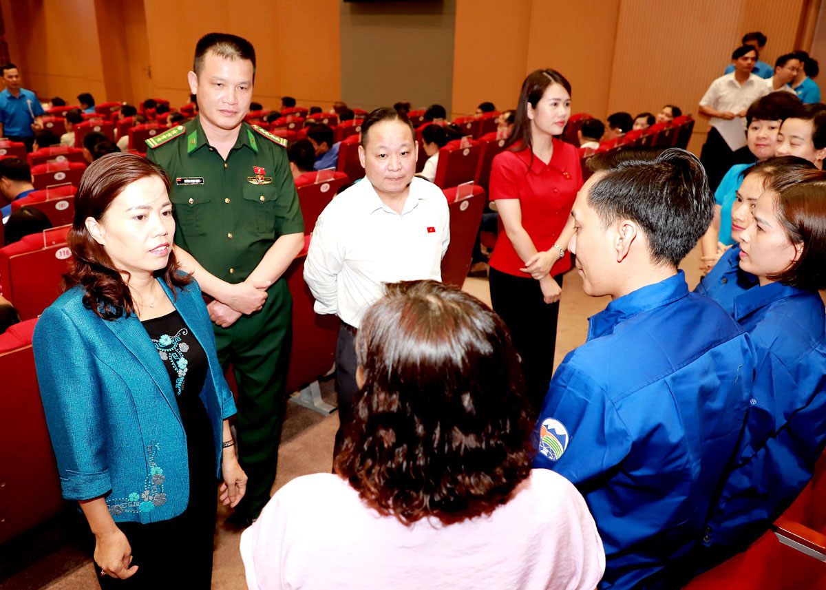 Đoàn ĐBQH khóa XV đơn vị tỉnh Hà Giang trao đổi với cử tri bên lề hội nghị.