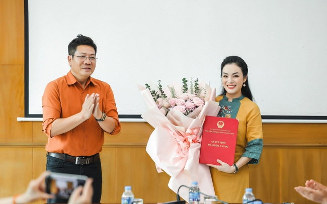 NSƯT Tân Nhàn nhận quyết định bổ nhiệm Trưởng khoa Thanh nhạc, Học viện Âm nhạc Quốc gia Việt Nam.