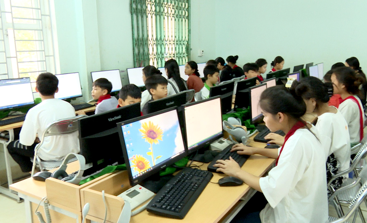 Giờ học môn tin học của học sinh trường THCS Tân Trịnh huyện Quang Bình