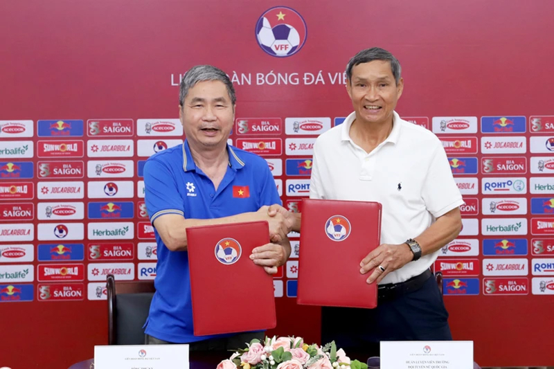 Liên đoàn Bóng đá Việt Nam và huấn luyện viên Mai Đức Chung đạt thỏa thuận trong bản hợp đồng mới kéo dài hơn 1 năm 6 tháng. 
