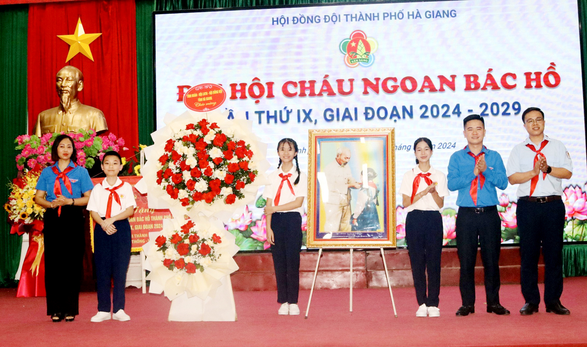 Lãnh đạo Tỉnh đoàn tặng quà cho Hội đồng Đội thành phố Hà Giang