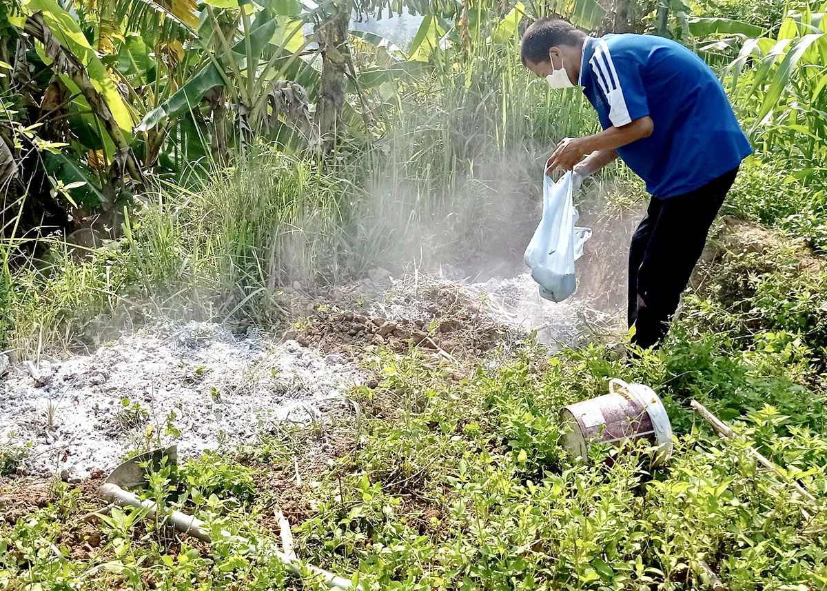 Người dân xã Hữu Vinh tiêu hủy vật nuôi mắc bệnh