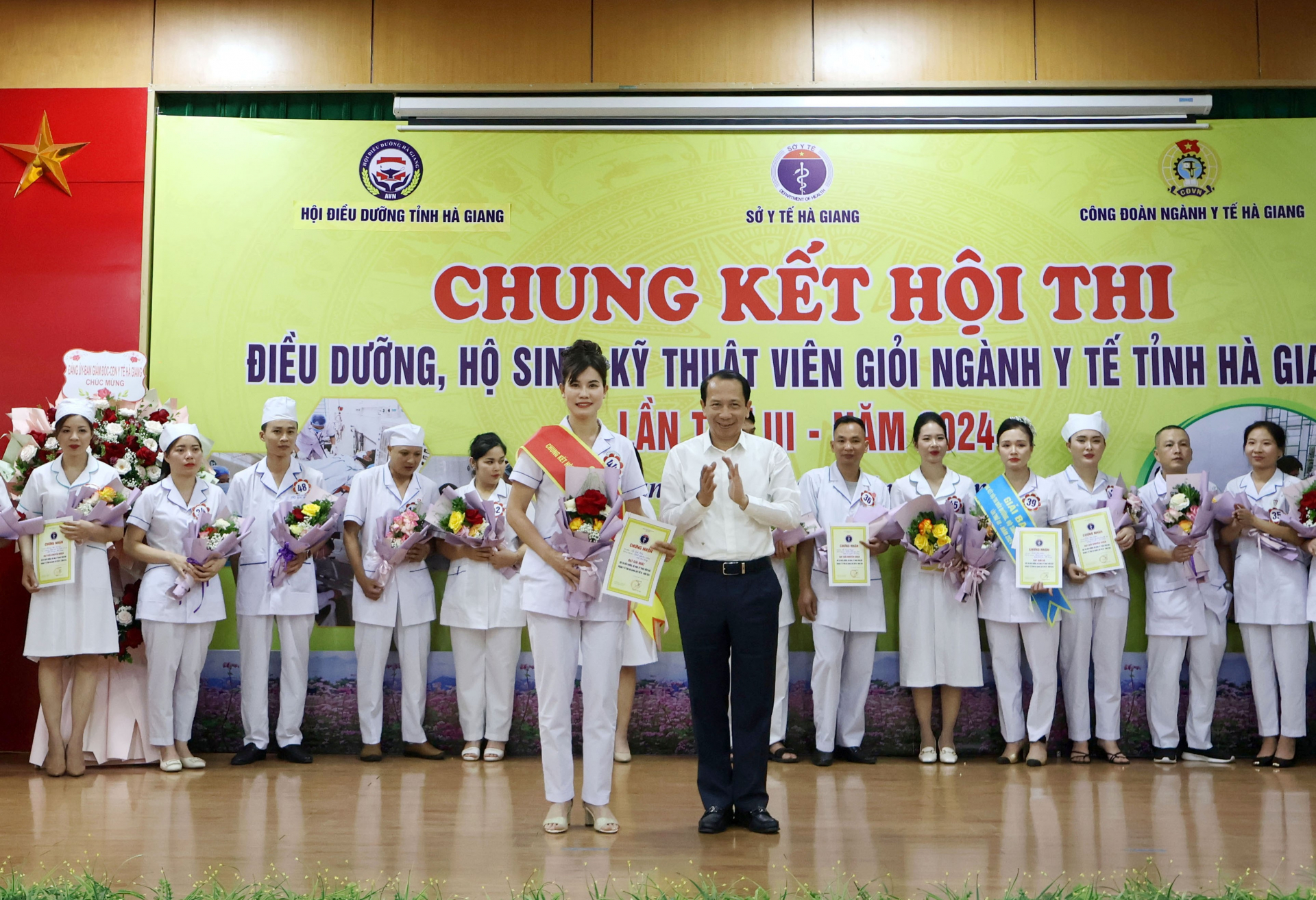 Phó Chủ tịch UBND tỉnh Trần Đức Quý trao giải Nhất cho thí sinh Lê Thị Thư.
