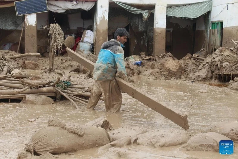 Một người đàn ông dọn đồ đạc tại làng Laqia, huyện Baghlan-e-Markazi, tỉnh Baghlan phía bắc Afghanistan, do bị ảnh hưởng bởi lũ lụt, ngày 11/5. 