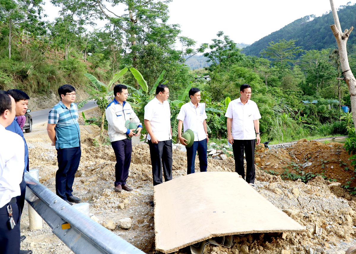 Chủ tịch UBND tỉnh Nguyễn Văn Sơn kiểm tra tiến độ dự án ĐT.176 đoạn đầu tuyến thuộc địa phận xã Hữu Vinh (Yên Minh).