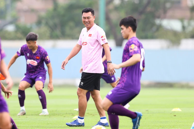 Huấn luyện viên Hứa Hiền Vinh trong Ban huấn luyện đội tuyển U23 Việt Nam tham dự Vòng chung kết U23 châu Á 2024 vừa qua.
