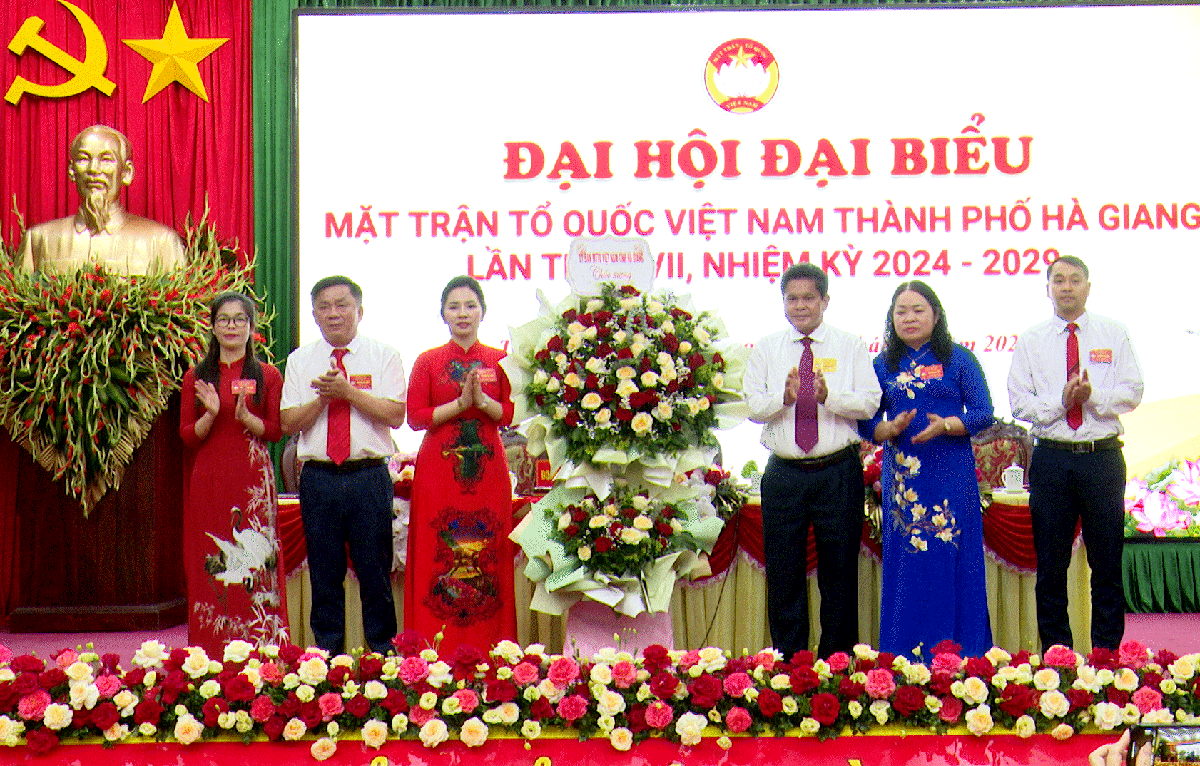 Chủ tịch Ủy ban MTTQ tỉnh Vàng Seo Cón tặng hoa chúc mừng đại hội.