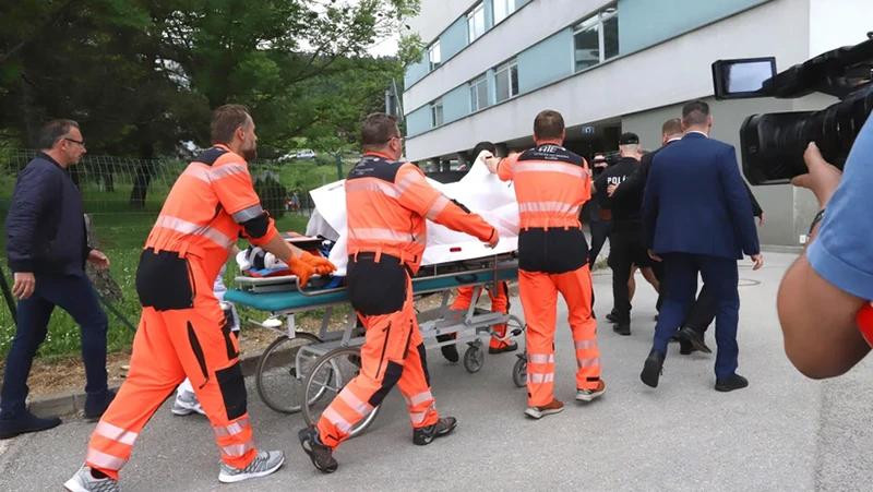 Thủ tướng Slovakia Robert Fico được đưa tới bệnh viện ở Banska Bystrica.