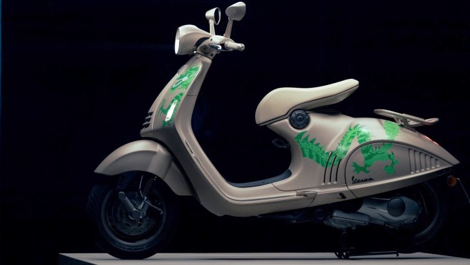 Xe ga bản giới hạn Vespa 946 Dragon giá 455 triệu đồng tại Việt Nam. 