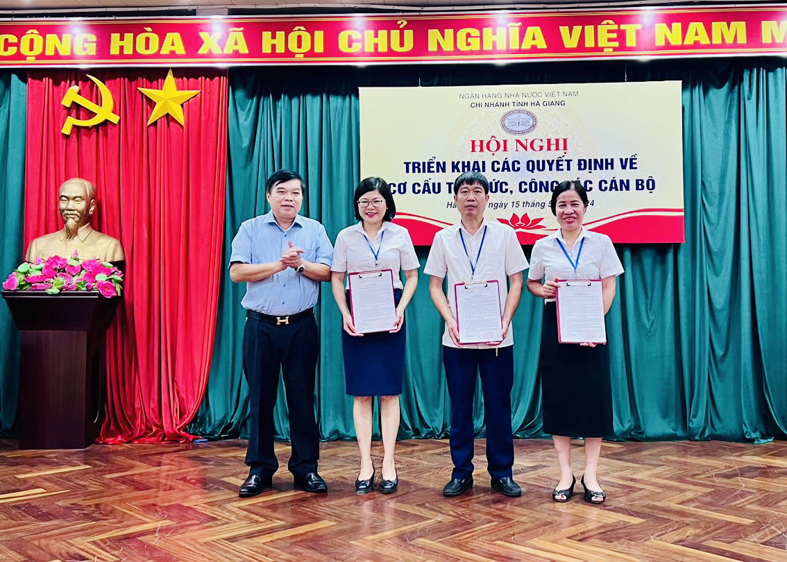 Đồng chí Nguyễn Ngọc Hải - Bí thư Đảng ủy, Giám đốc Chi nhánh trao quyết định điều động và bổ nhiệm cho các Trưởng phòng.