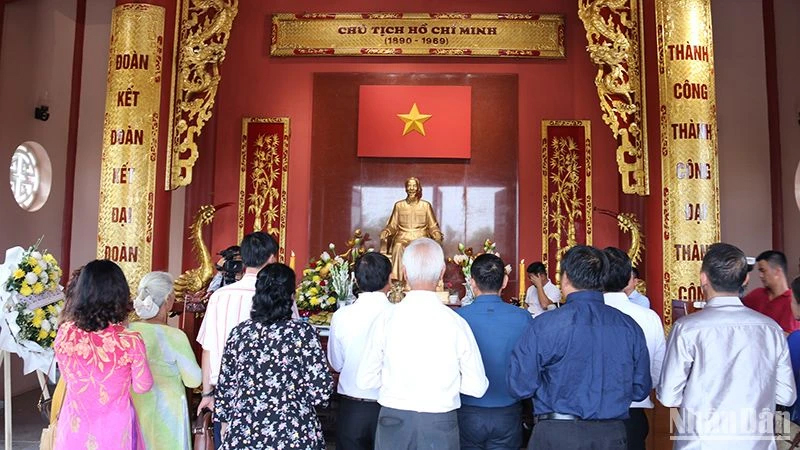 Các đại biểu dâng hương tưởng niệm Chủ tịch Hồ Chí Minh.