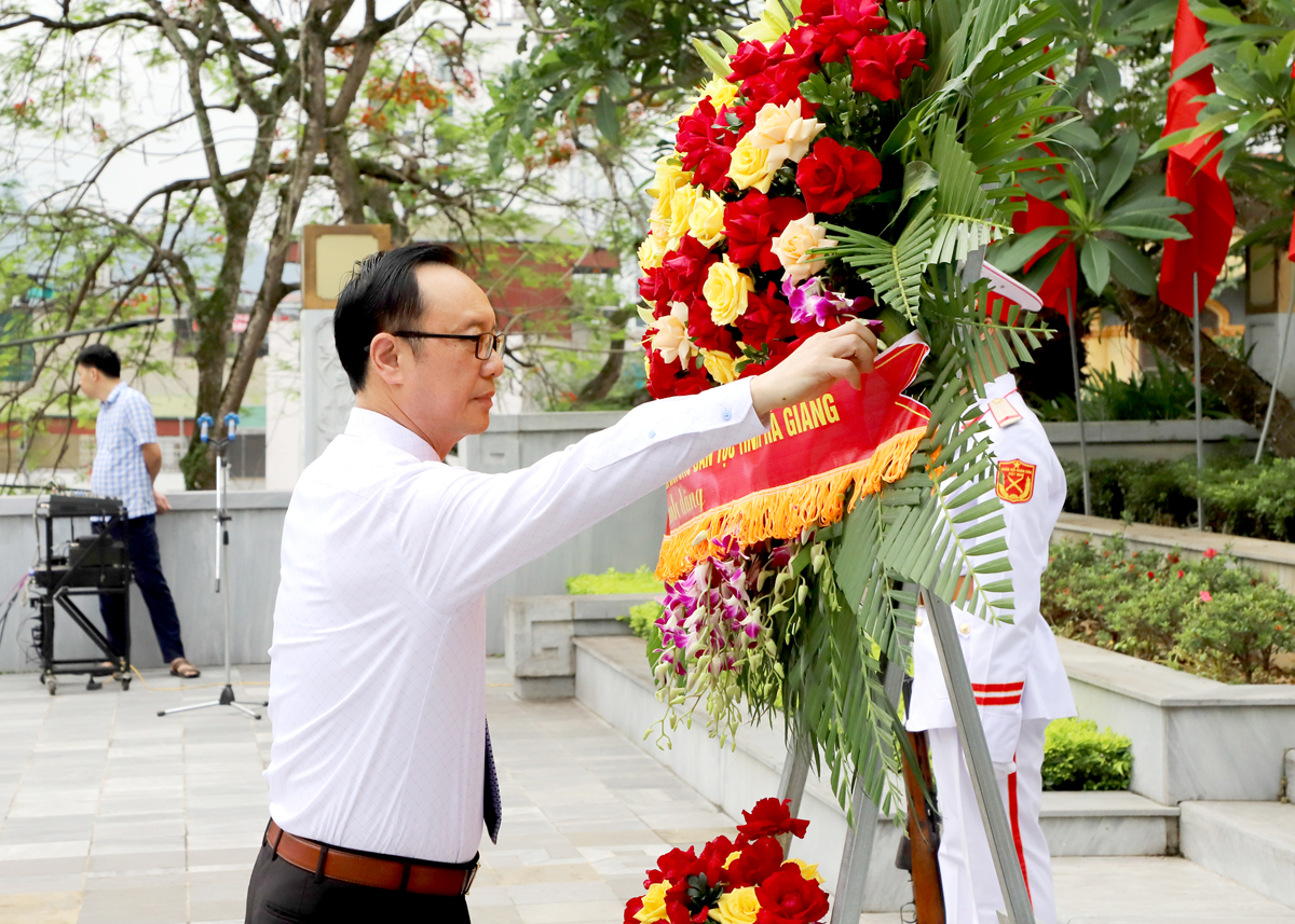 Phó Bí thư Thường trực Tỉnh ủy, Chủ tịch HĐND tỉnh Thào Hồng Sơn chỉnh hoa dâng lên Bác.