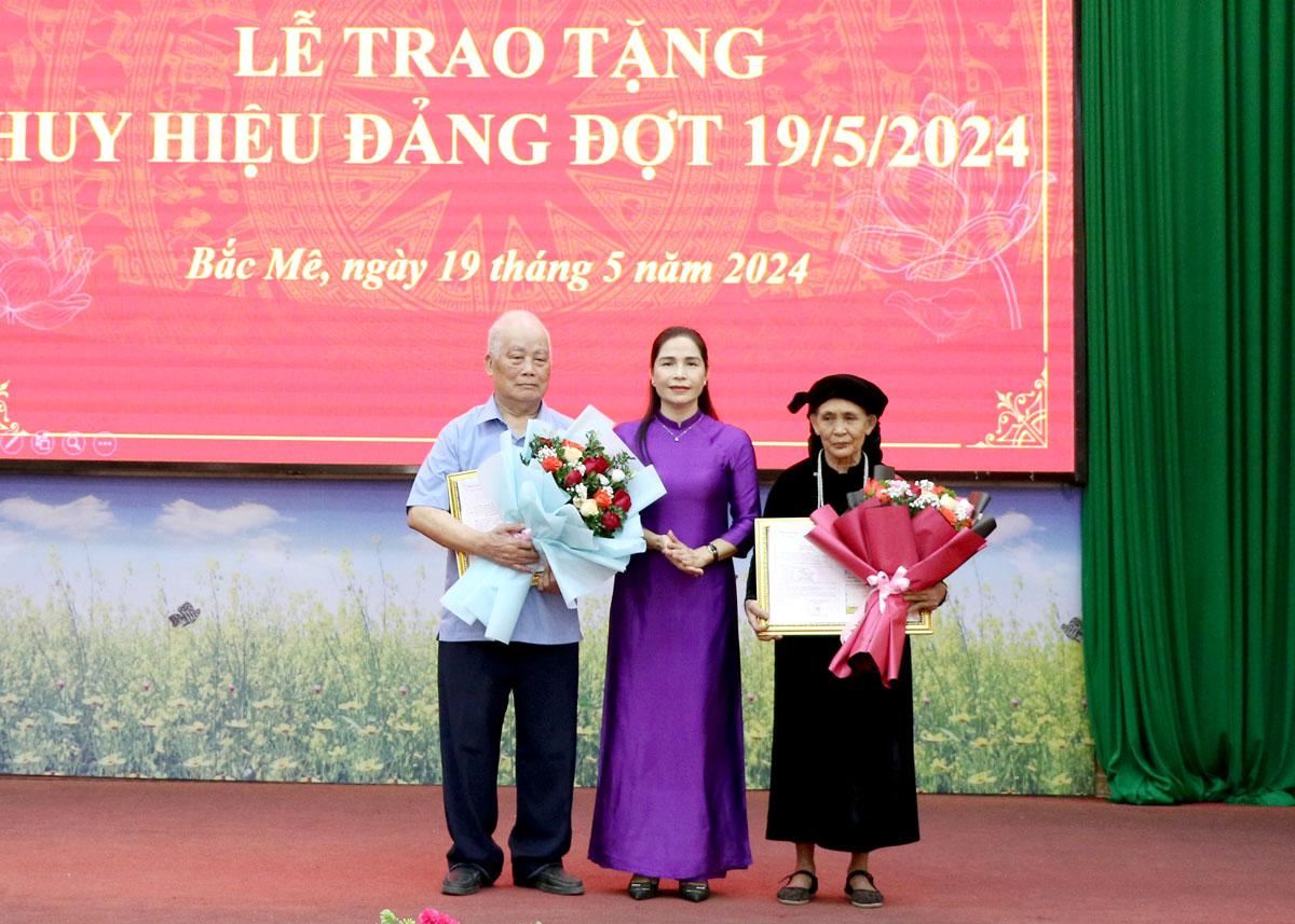 Lãnh đạo huyện Bắc Mê trao Huy hiệu 55 tuổi Đảng cho 2 đảng viên