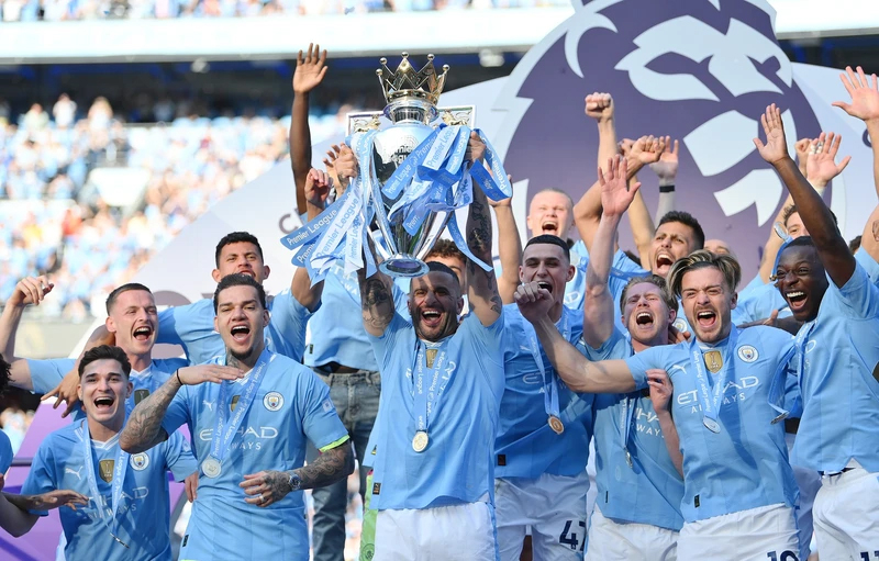 Các cầu thủ Manchester City ăn mừng chức vô địch.