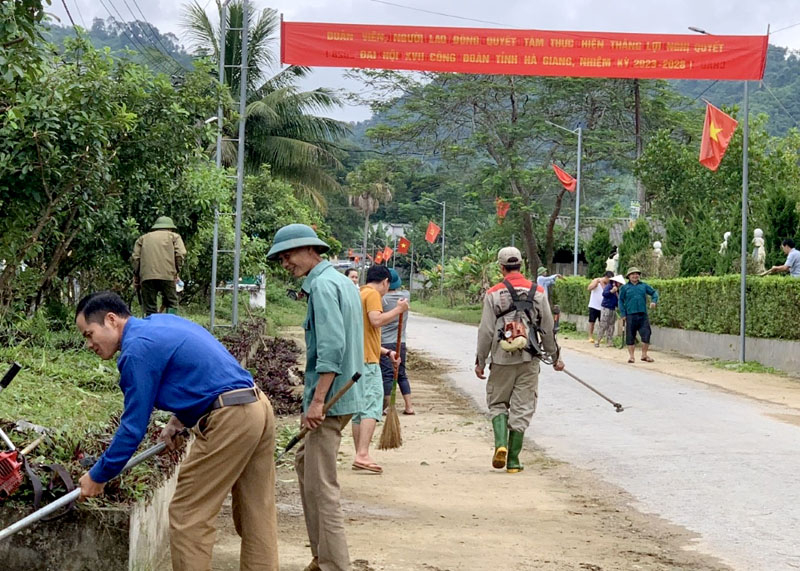  Đông đảo cán bộ, công chức xã, cán bộ bán chuyên trách đã đến thma gia lao động.