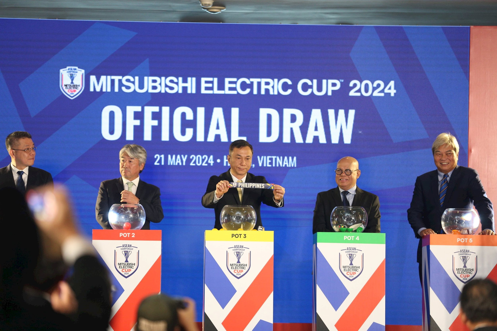 Chủ tịch Liên đoàn Bóng đá Việt Nam Trần Quốc Tuấn (giữa) tại Lễ bốc thăm ASEAN Cup 2024.