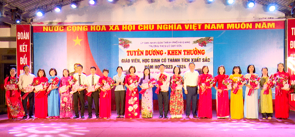 Bí thư Thành ủy Chúng Thị Chiên và lãnh đạo thành phố tặng thưởng cho giáo viên được tuyên dương.