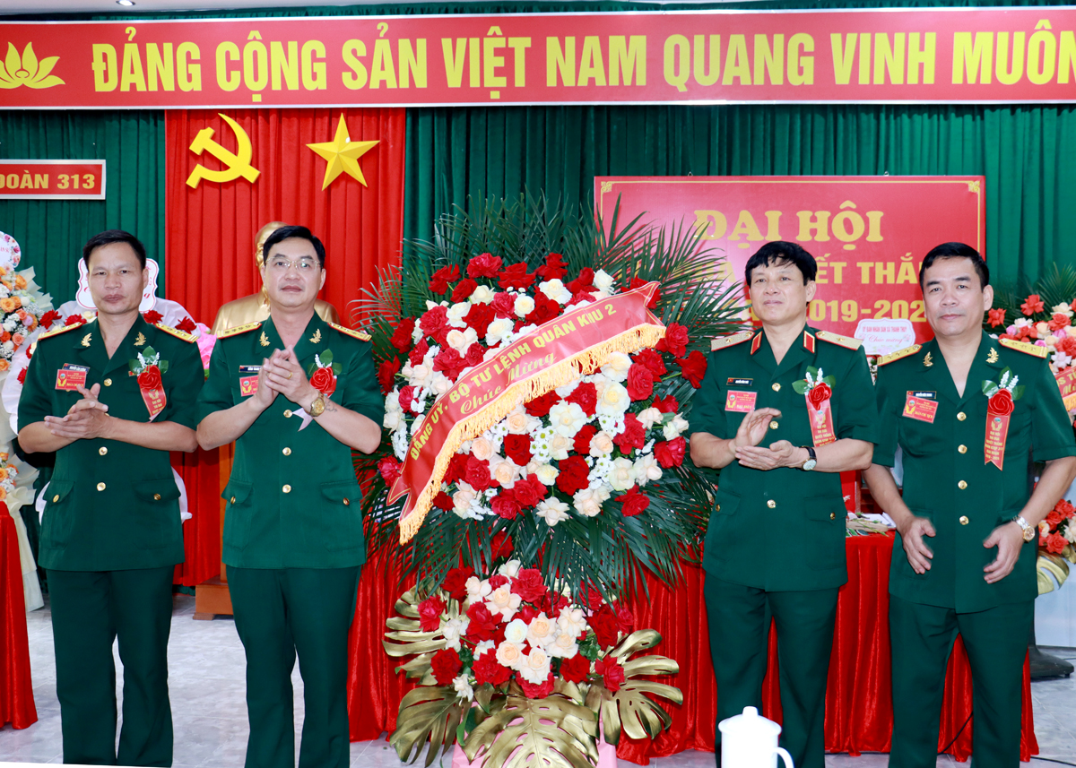 Thiếu tướng Nguyễn Hồng Thái, Phó Chính ủy Quân khu 2 tặng hoa chúc mừng Đại hội.