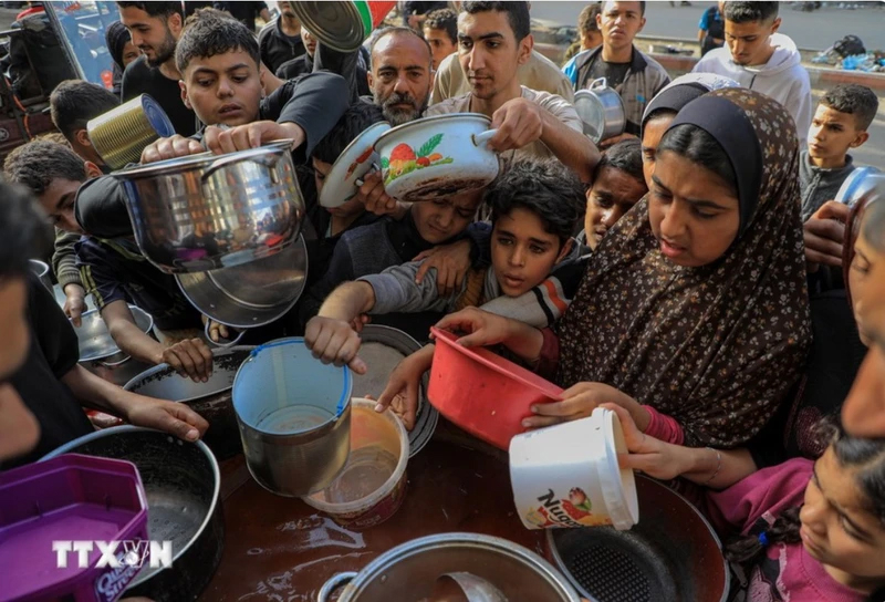 Người dân chờ nhận thức ăn cứu trợ tại thành phố Rafah, Dải Gaza, ngày 30/3/2024.