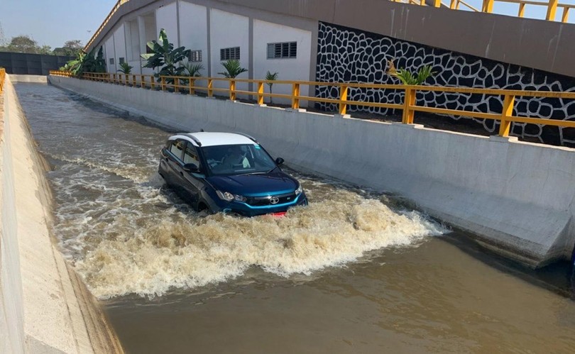 Vận hành ôtô qua vùng nước ngập chưa từng được khuyến khích, bất kể là xe điện hay ôtô sử dụng động cơ đốt trong. 