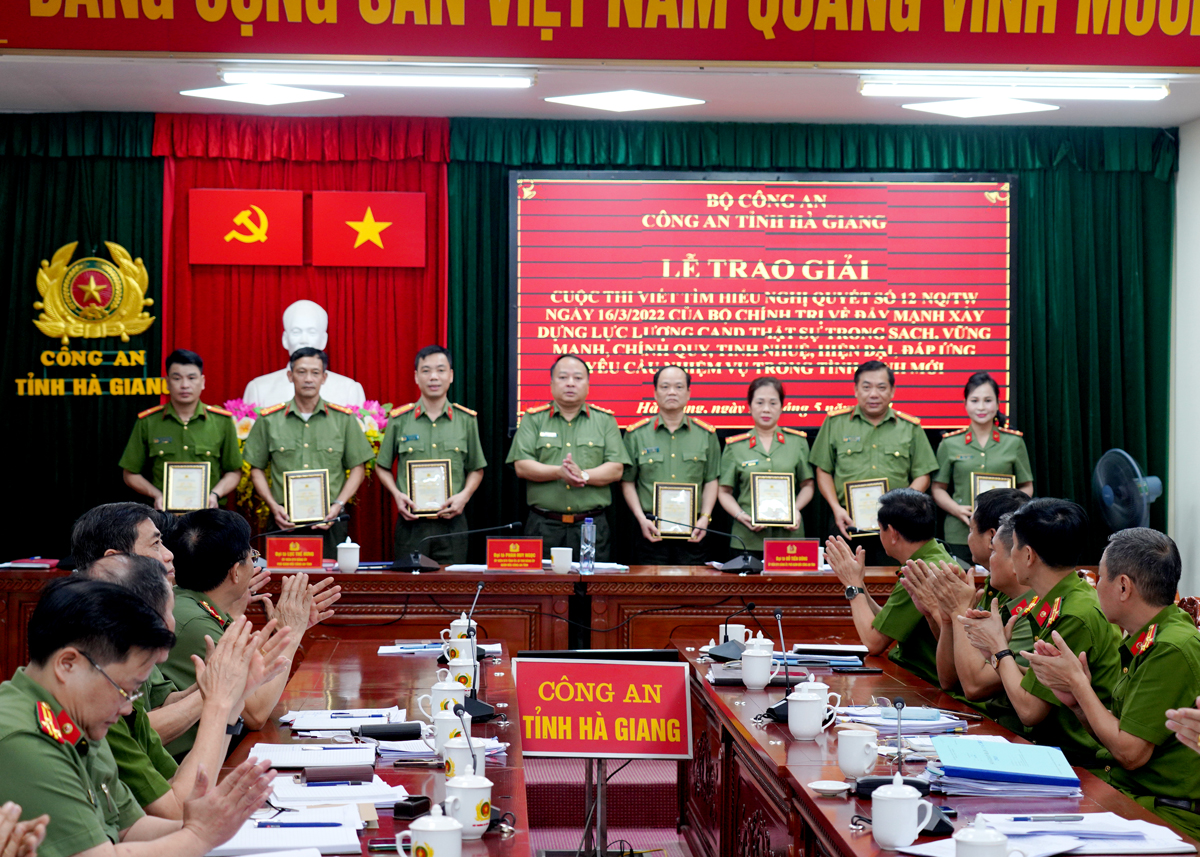 Giám đốc Công an tỉnh Phan Huy Ngọc trao giải cho các tập thể có thành tích trong cuộc thi viết tìm hiểu Nghị quyết 12.