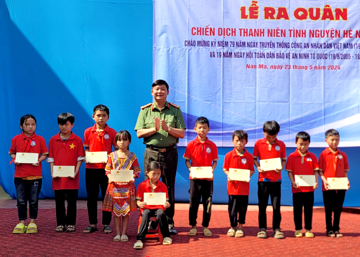 Phó Giám đốc Công an tỉnh Hoàng Văn Mạnh tặng quà cho học sinh có hoàn cảnh khó khăn vươn lên trong học tập.