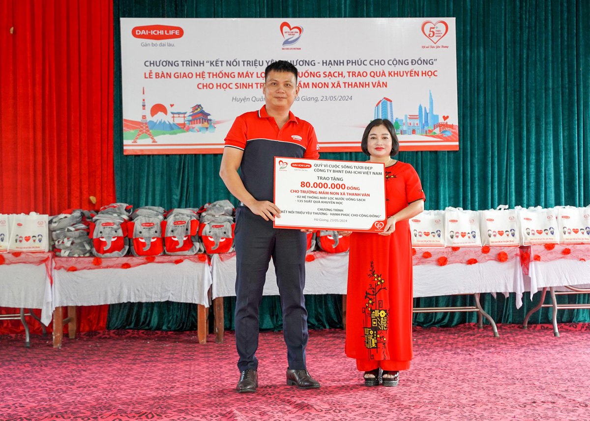 Ông Đặng Hồng Hải, Tổng giám đốc Dai-ichi Life VN trao biểu trưng tài trợ cho Trường Mầm non Thanh Vân.