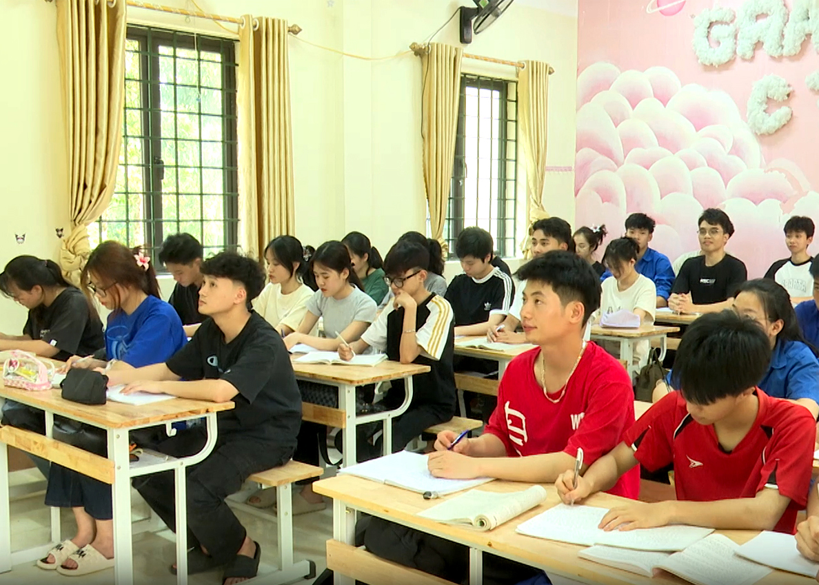 Học sinh Trường THPT Vị Xuyên tập trung ôn luyện cho Kỳ thi Tốt nghiệp THPT năm 2024.