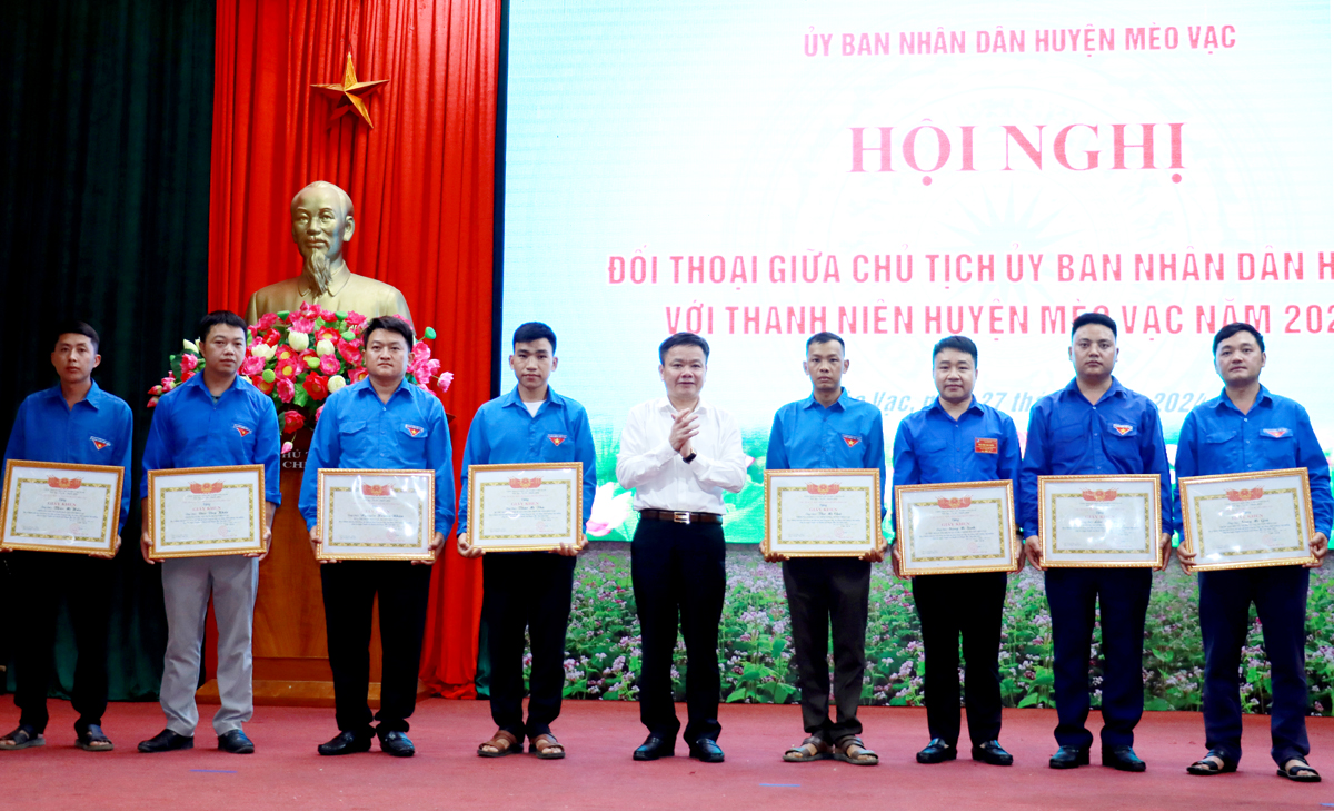 Chủ tịch UBND huyện Mèo Vạc tặng Giấy khen cho các thanh niên tiêu biểu có thành tích xuất sắc trong các lĩnh vực học tập, lao động, khởi nghiệp, lập nghiệp năm 2024.

