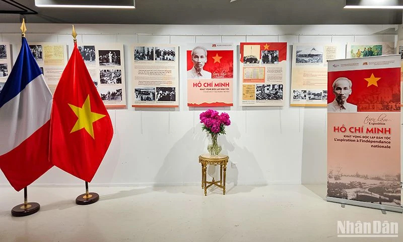 Gần 200 hình ảnh tư liệu được trưng bày tại Paris để bày tỏ lòng biết ơn vô hạn đối với công lao trời biển của Chủ tịch Hồ Chí Minh. 