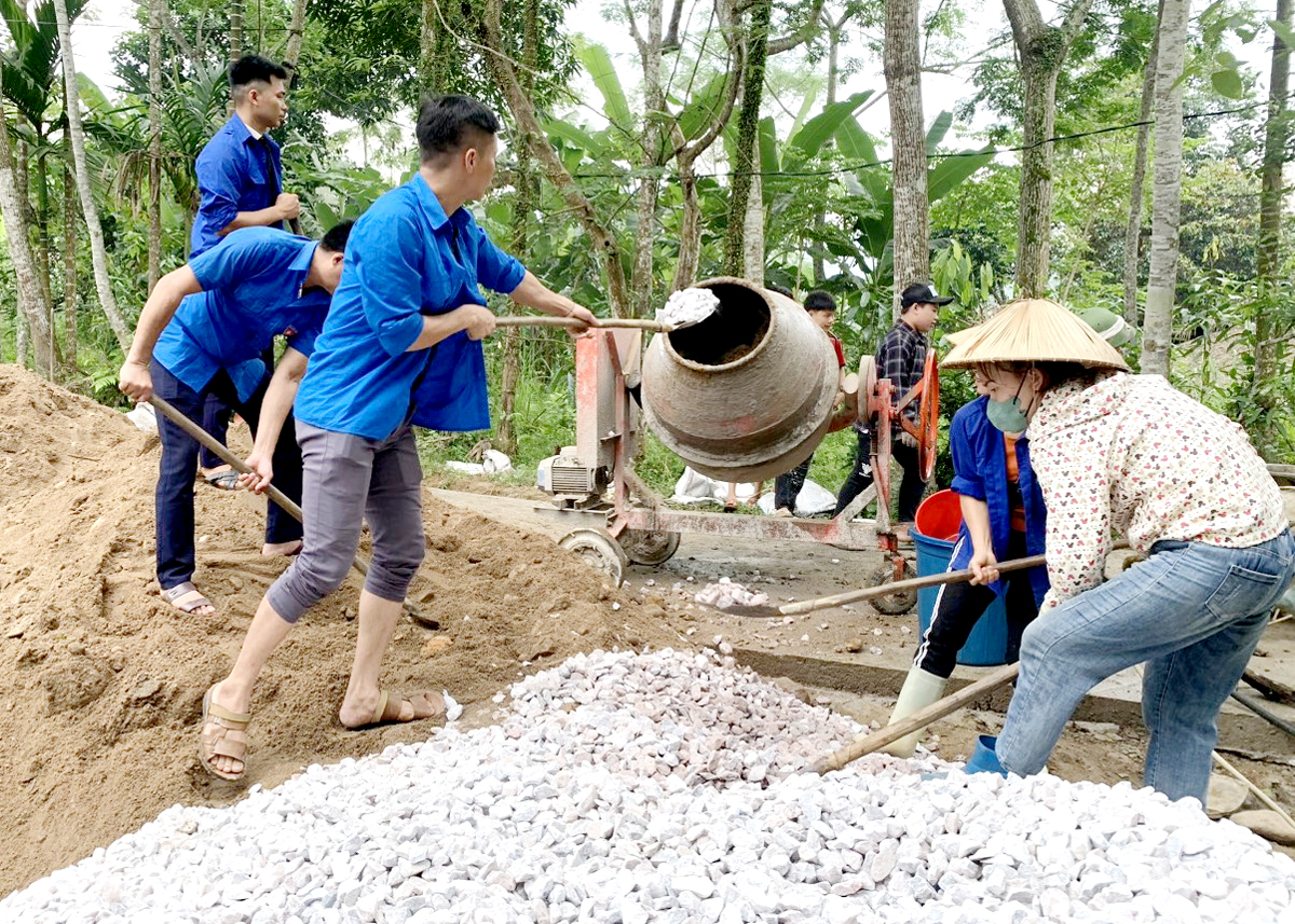 Lực lượng ĐVTN tích cực đóng góp công sức đổ bê tông tuyến đường thôn Kem, xã Tiên Yên (Quang Bình).