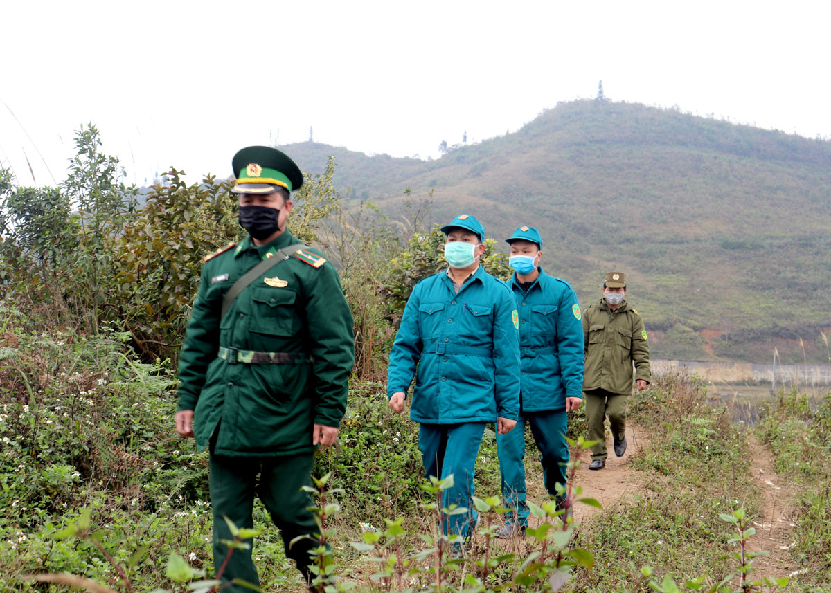 Bộ đội Biên phòng Bạch Đích cùng với lực lượng Quân sự xã và công an viên ở xã Bạch Đích (Yên Minh) tuần tra, kiểm soát tuyến biên giới