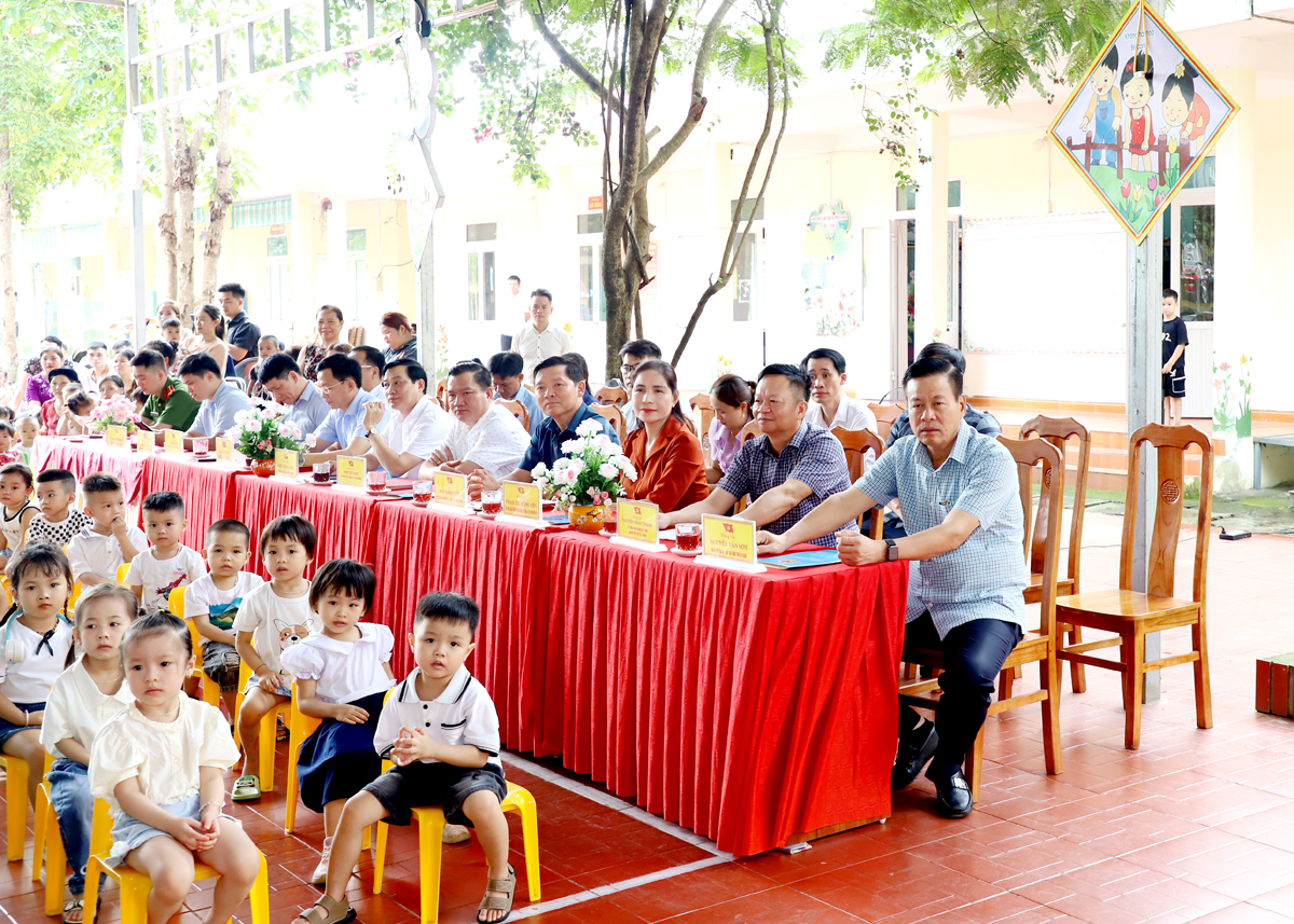 Chủ tịch UBND tỉnh Nguyễn Văn Sơn và các đại biểu dự chương trình Tết Thiếu nhi tại Trường Mầm non Hoa Sen.