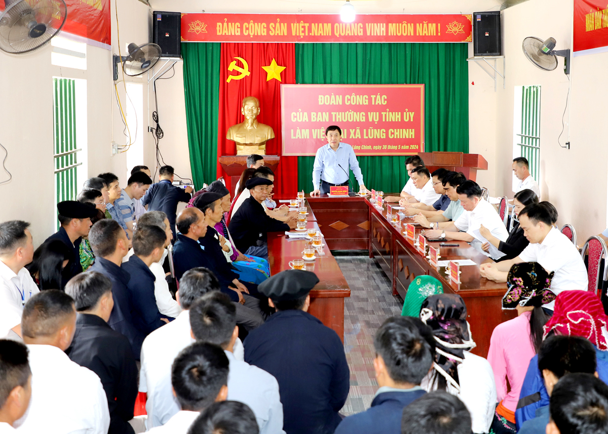 Acting Secretary of the Provincial Party Committee Nguyen Manh Dung speaks at the meeting.