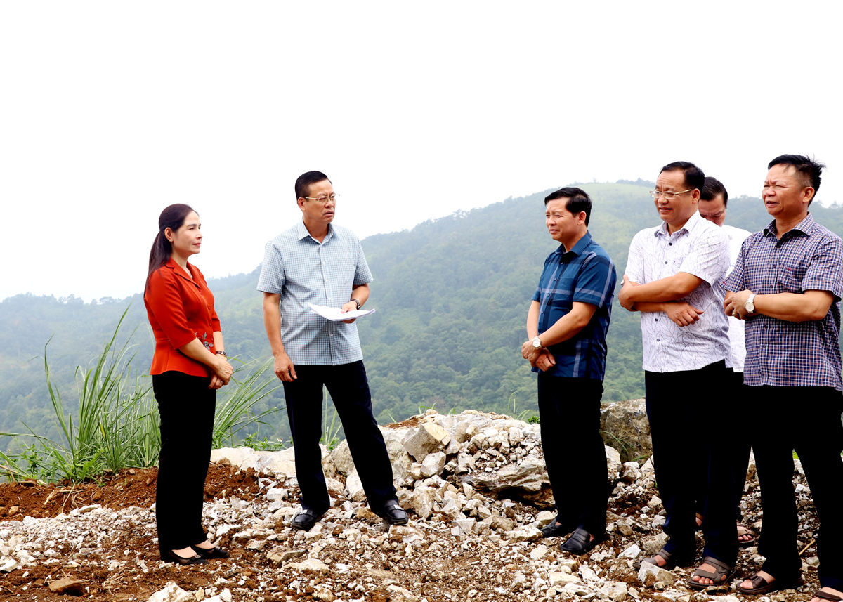 Chairman of the Provincial People’s Committee Nguyen Van Son checks documents and reports on the project to upgrade and concrete the road from Tan Khau Village in Phu Nam Commune to the slope 700 of National Highway 280 in Duong Am Commune.