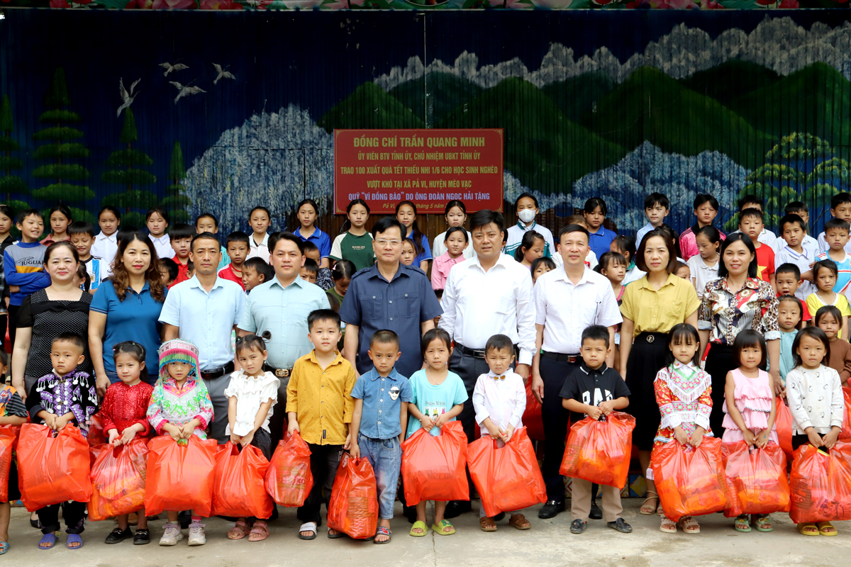 Chủ nhiệm UBKT Tỉnh ủy và lãnh đạo huyện Mèo Vạc trao quà cho các em học sinh liên trường xã Pả Vi.