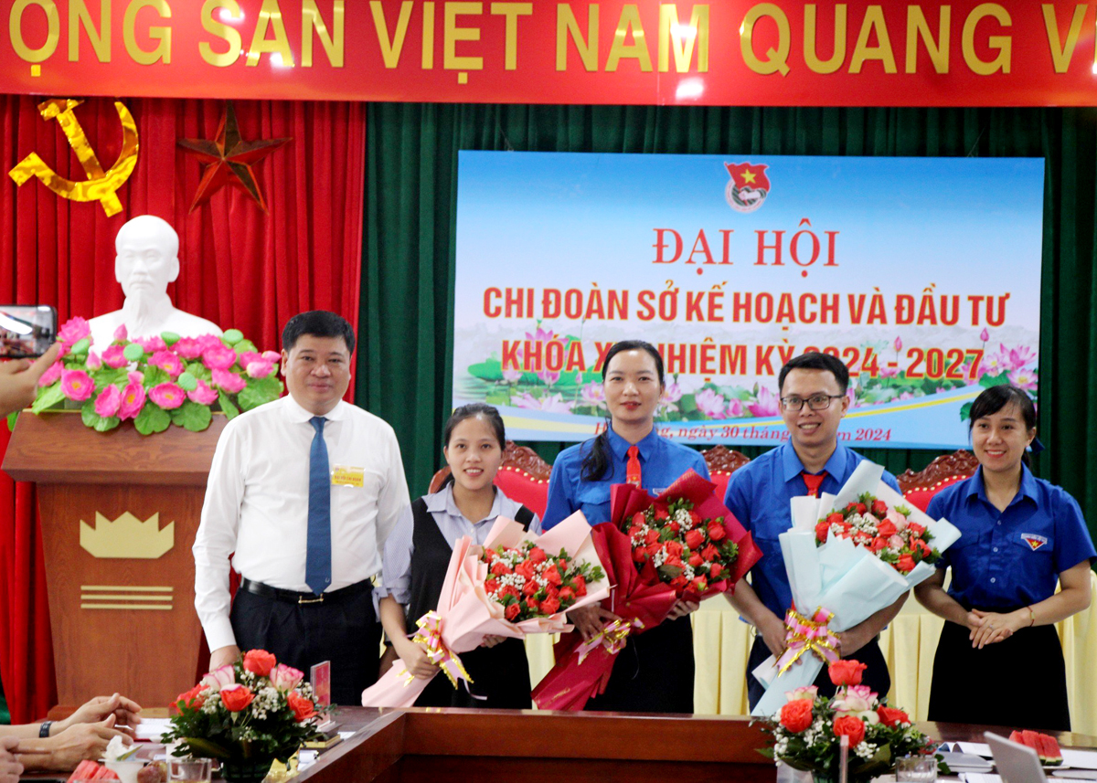 Lãnh đạo Sở Kế hoạch và Đầu tư cùng Đoàn khối Cơ quan - Doanh nghiệp tỉnh tặng hoa chúc mừng Ban Chấp hành Chi đoàn khóa mới.