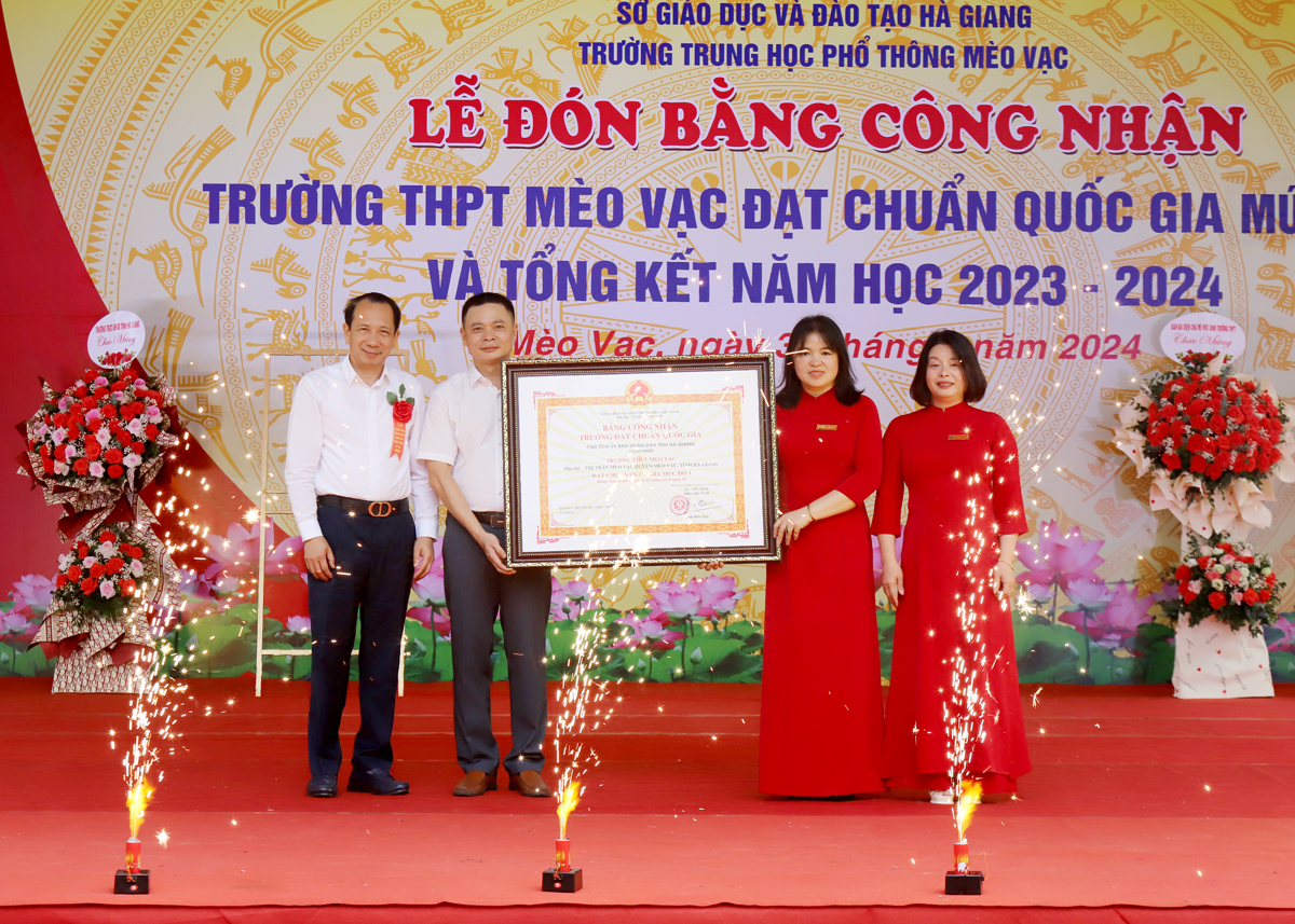 Phó Chủ tịch UBND tỉnh Trần Đức Quý trao Bằng công nhận trường đạt chuẩn quốc gia cho Trường THPT Mèo Vạc.