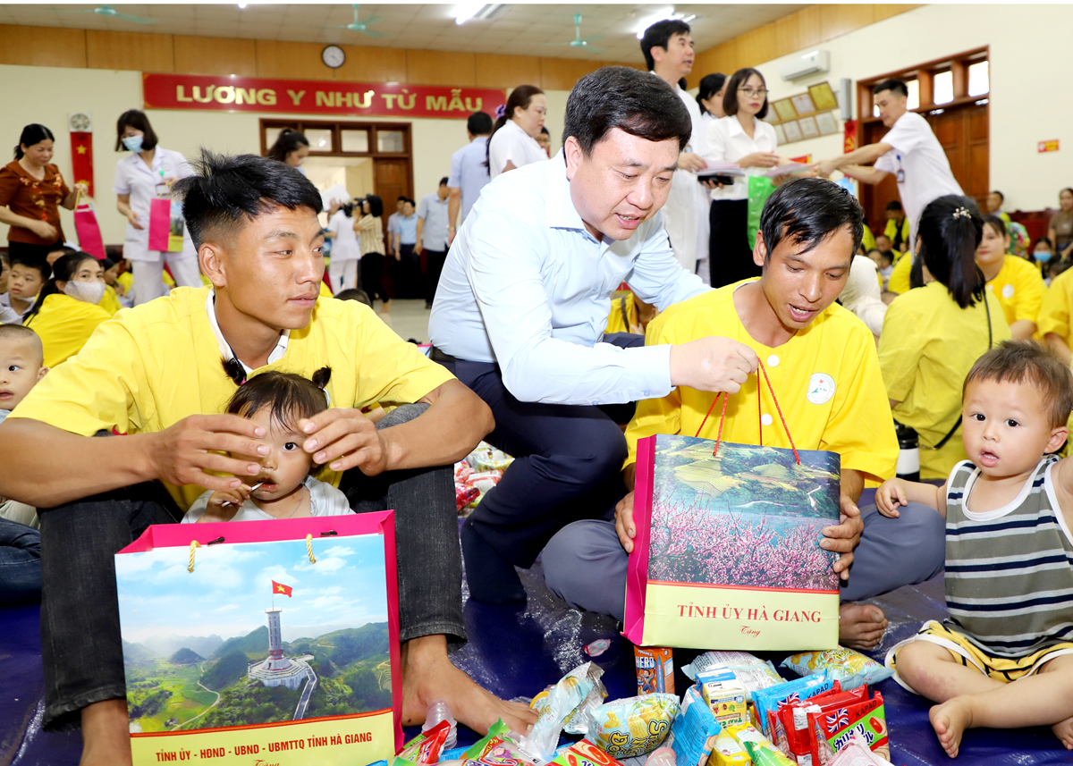 Quyền Bí thư Tỉnh ủy Nguyễn Mạnh Dũng tặng quà các cháu thiếu nhi đang điều trị tại Bệnh viện Đa khoa tỉnh.