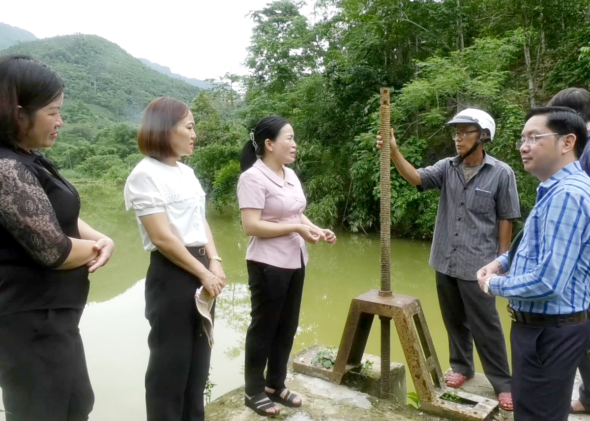 Tổ đại biểu HĐND tỉnh giám sát công trình thủy lợi tại thôn Yên Lập, xã Yên Thành.
