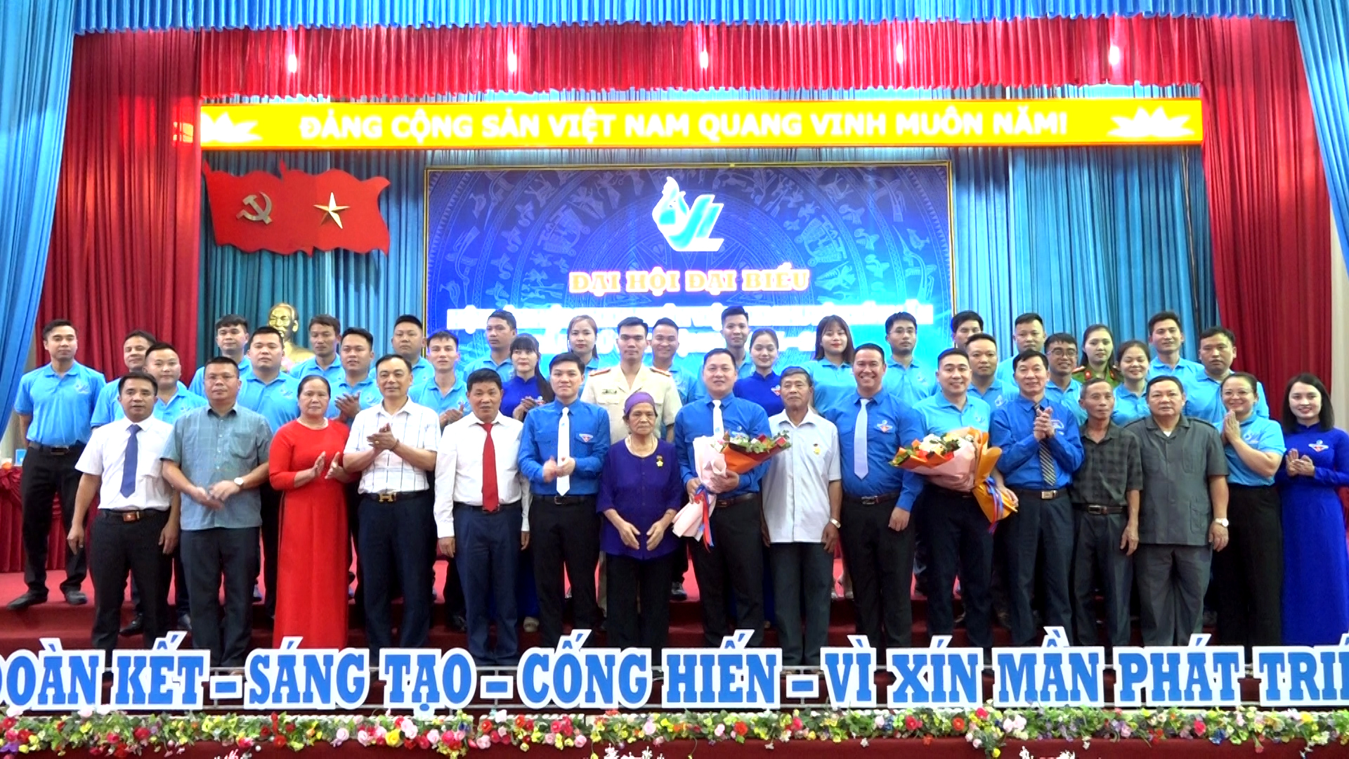 Các đại biểu tặng hoa chúc mừng các đồng chí được bầu vào Ủy ban Hội LHTN Việt Nam huyện Xín Mần lần thứ VI, nhiệm kỳ 2024 – 2029