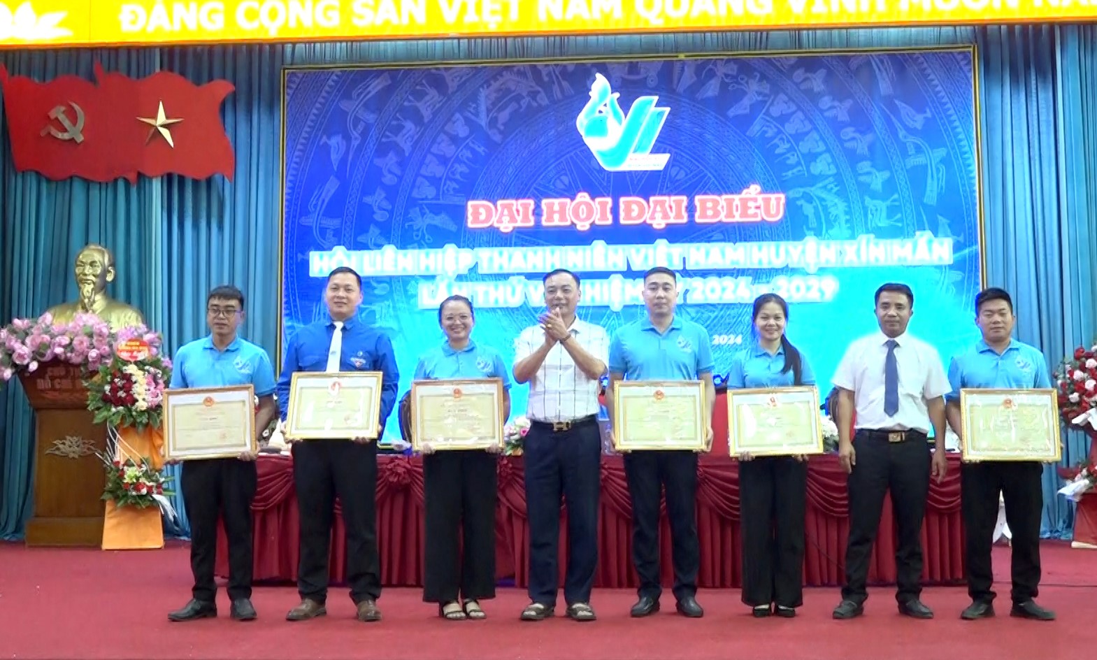 Lãnh đạo huyện Xín Mần khen thưởng cho các cá nhân có thành tích xuất sắc trong công tác Hội nhiệm kỳ 2019 - 2024.
