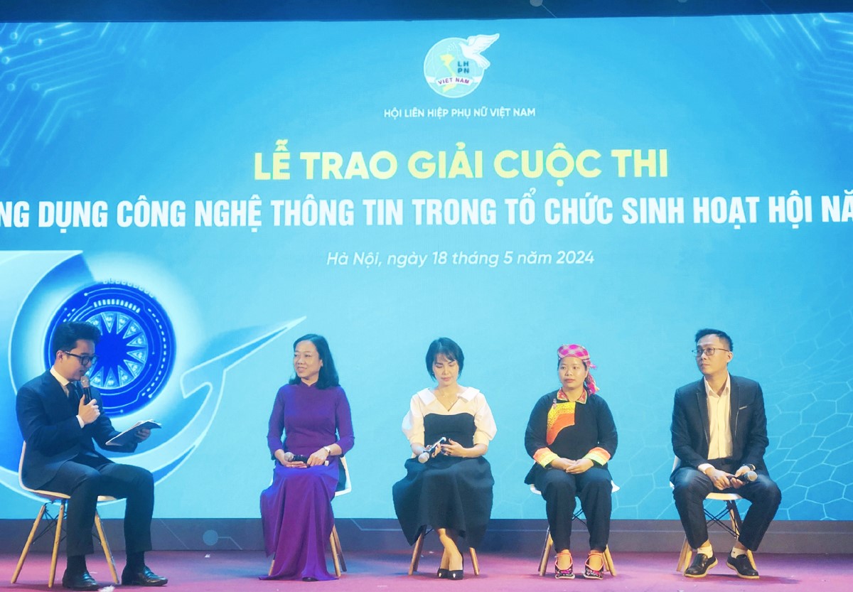 Chị Linh Thị Phương (thứ 2 bên phải) tham gia toạ đàm tại lễ trao giải. Ảnh: CTV