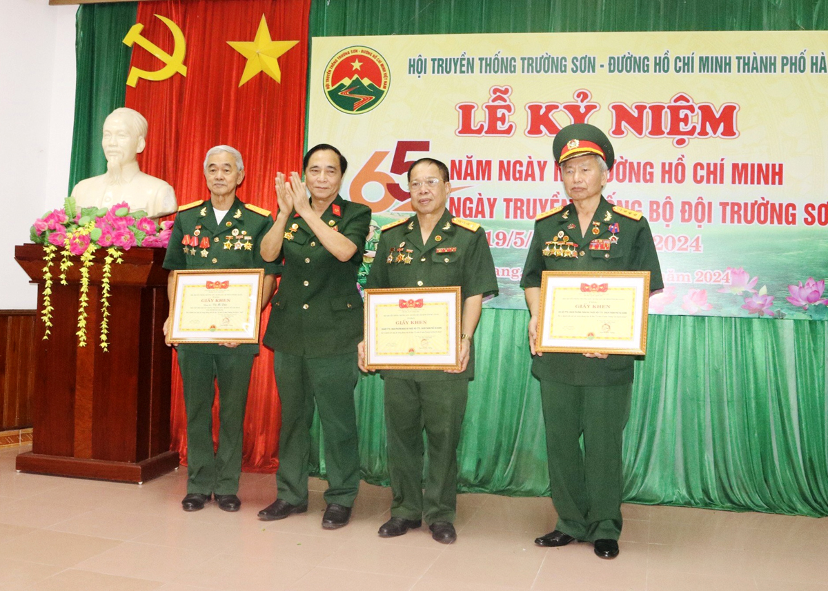Hội Truyền thống Trường Sơn - Đường Hồ Chí Minh tỉnh trao Giấy khen cho các tập thể có thành tích trong hoạt động công tác hội.