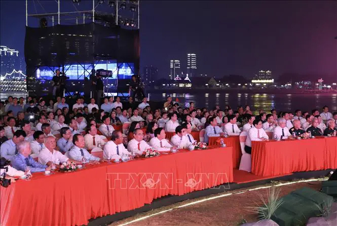 Thủ tướng Phạm Minh Chính và các đại biểu dự chương trình tại điểm cầu Khu di tích Cột cờ Thủ Ngữ.

