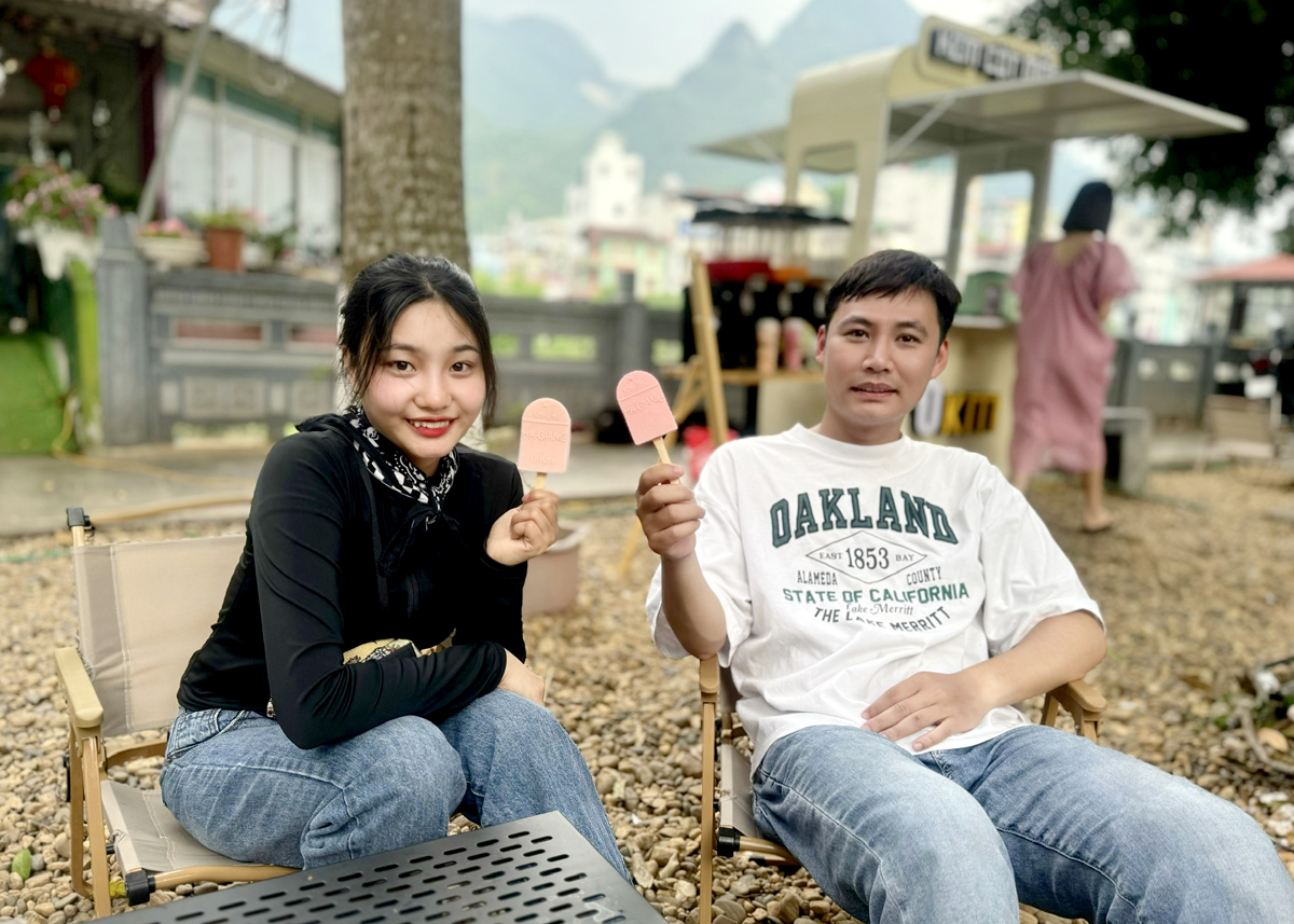 Vo Thi Hong Lien (Tuyen Quang) — a tourist who wants to experience Km0 ice cream.